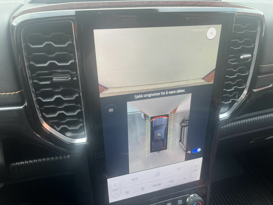 NYTTIG: 360 graders kamera og sensorer både foran og bak er til god hjelp.