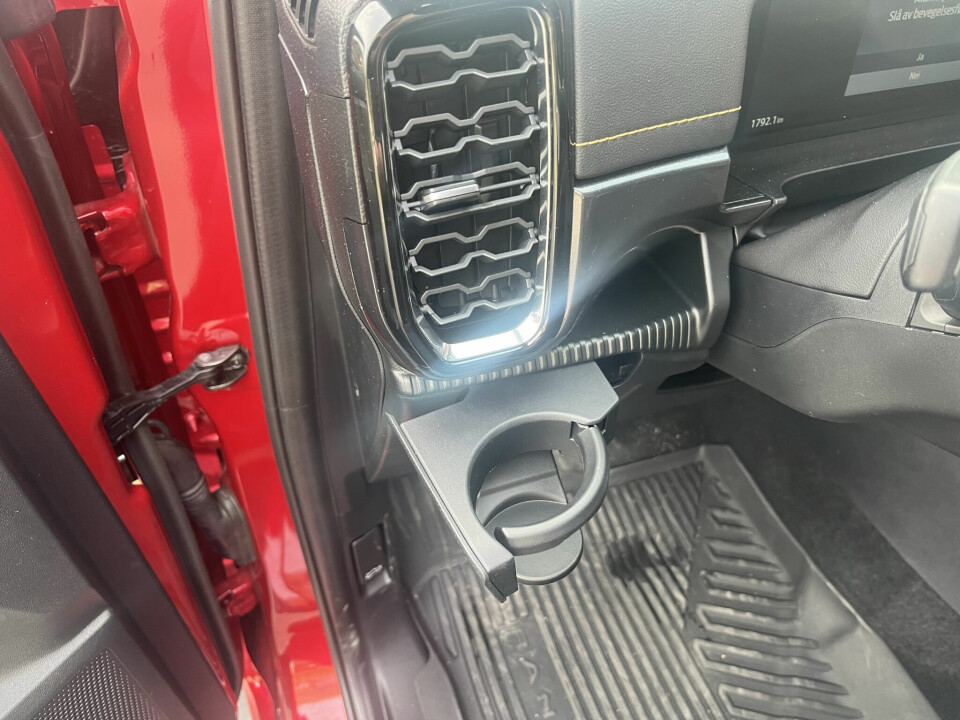 SMART: I tillegg til koppholderne i midtkonsollen er det flaskeholdere ved dørene.