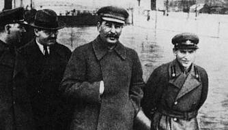 Originalen: Stalin med Jezjov (t.h.) mens de var allierte i april 1937