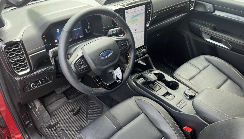 Nytt: Her er mye nytt sammenlignet med forgjengeren. Trådløs ladeplate under den store berøringsskjermen.