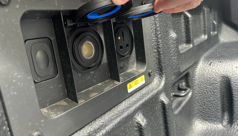 KONTAKT: Planet er utstyrt med 12V og 230V-uttak. Knappen til venstre er til det elektronisk styrte rulledekslet.