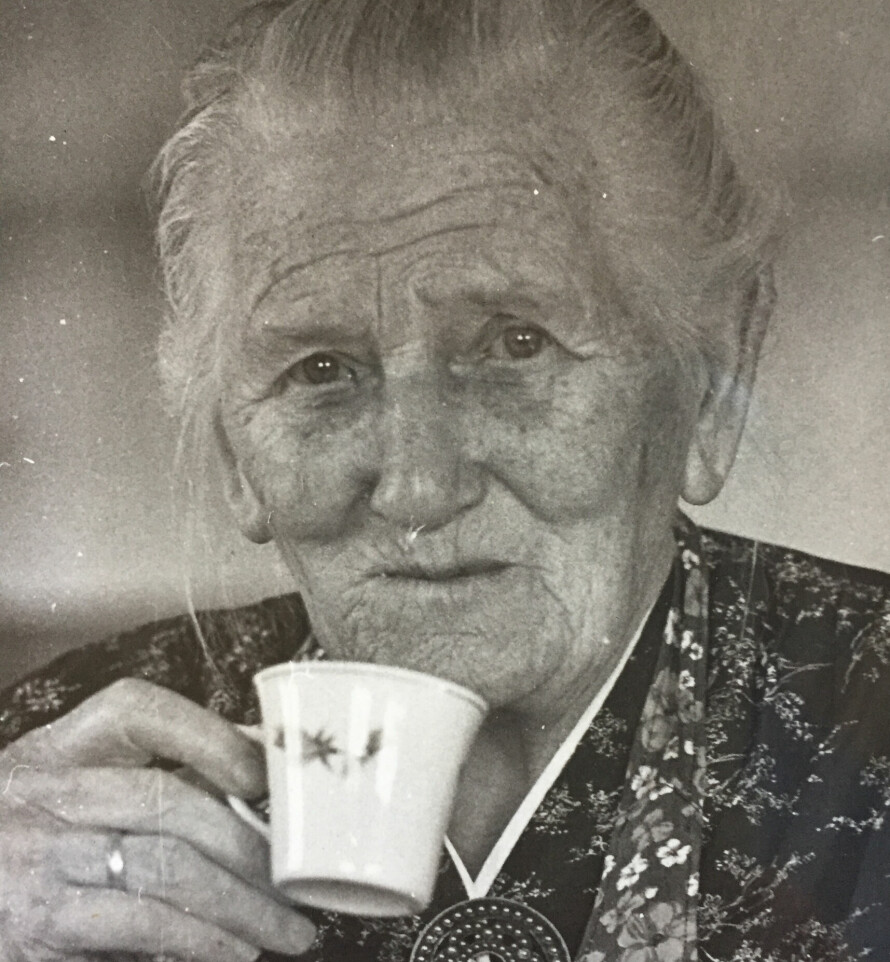 OLDEMOR BENDIKKE:. Lukten av nykvernet kaffe får meg til å tenke på kniplinger og lange ører.