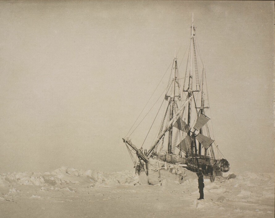 NORDPOLEN: «Fram» i isen på den første polarekspedisjonen. Bildet er tatt av Fridtjof Nansen i mars 1894. I forgrunnen står en annen polarkjempe, Hjalmar Johansen.