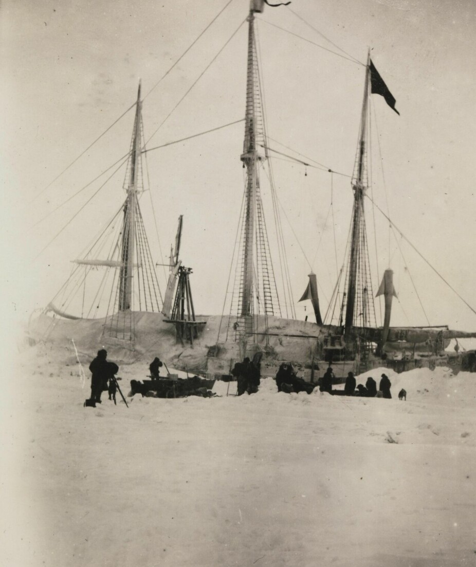 <b>MOT NORDPOLEN:</b> Et siste gruppebilde før Fridtjof Nansen og Hjalmar Johansen startet ferden mot Nordpolen. Store deler av «Fram» var på tidspunktet dekket av is.