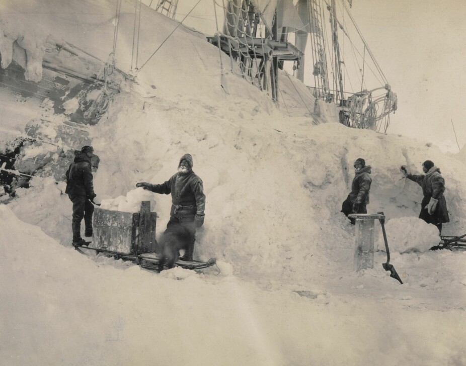<b>ISKAPPE:</b> Arbeidet med å grave «Fram» frem fra isen har startet. Bildet er trolig tatt i 1895.