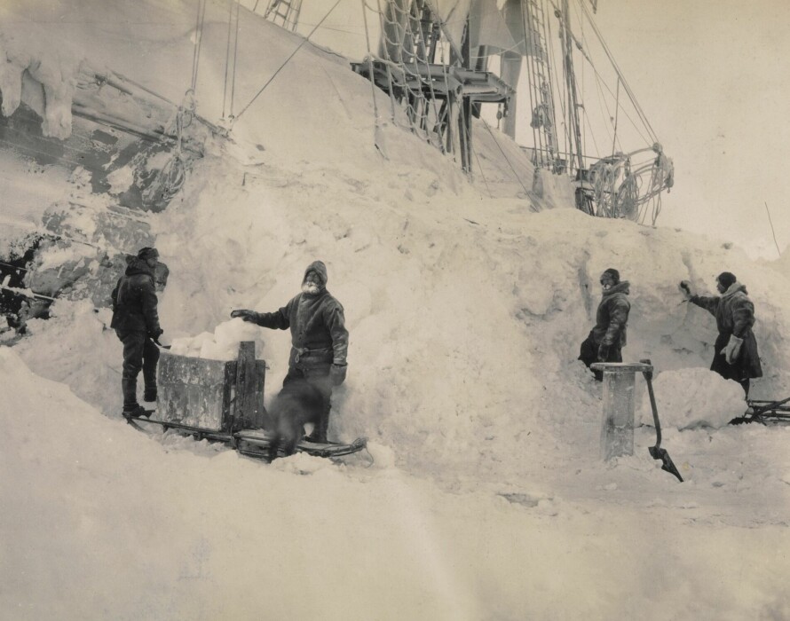 ISKAPPE: Arbeidet med å grave «Fram» frem fra isen har startet. Bildet er trolig tatt i 1895.