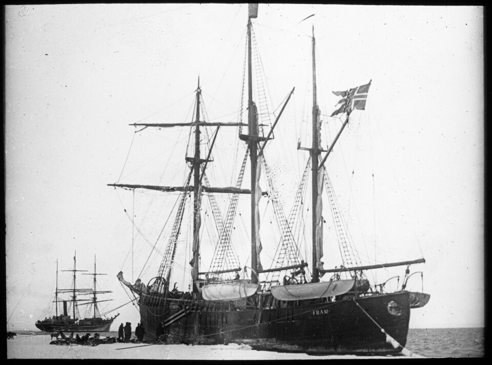 SYDPOLEN: «Fram» ved iskanten i Hvalbukta i Rossbarrieren i 1911 på sin tredje ekspedisjon. Den resulterte i at Roald Amundsen nådde Sydpolen foran nesa på Scott. Skuta i bakgrunnen er Scotts fartøy, «Terra Nova».