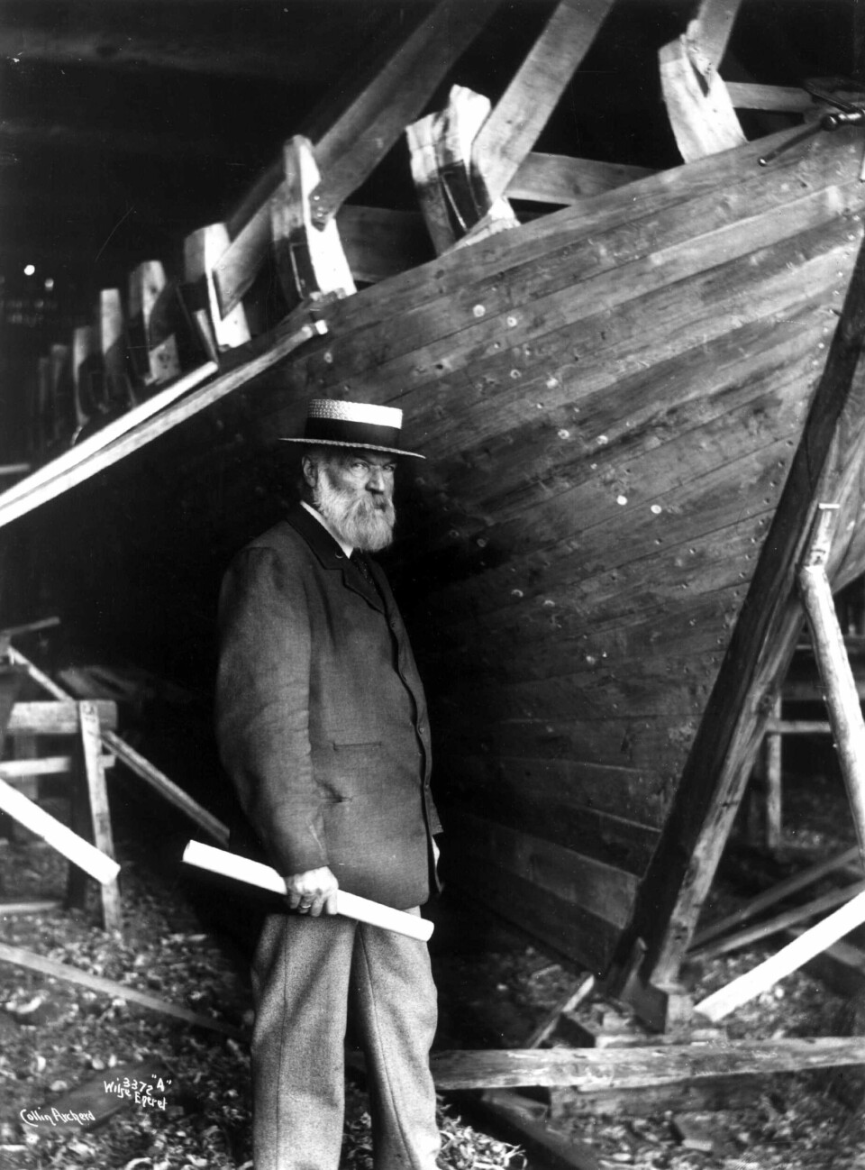 SKIPSBYGGER: Colin Archer ble født 22. juli 1832 i Larvik av skotske foreldre. Som 18-åring dro han ut og var både gullgraver i California og drev får- og kvegfarm i Australia, før han i 1861 igjen dukker opp i Larvik og etablerer seg som båtbygger. Han fikk raskt et ry for å lage svært sikre og sjødyktige båter. Colin Archer er mest kjent for å bygge sikre los- og redningsskøyter og for byggingen av «Fram». Den første redningsskøyta RS 1 «Colin Archer» ble konstruert og bygget i 1893 for Norsk Selskab til Skibbrudnes Redning (NSSR). Fartøyet ble i stor grad bygget av materialer som var til overs etter byggingen av «Fram». Archer bygde også flere lystbåter. Han døde 8. februar 1921.