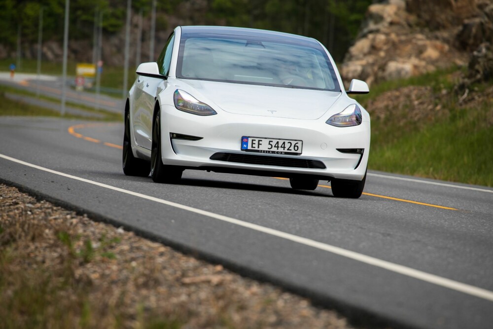 <b>SUKSESS:</b> Tesla Model 3 har blitt et vanlig syn i gatebildet her i Norge. Gode elbilegenskaper kombinert med konkurransedyktig pris er nok hovedforklaringen på salgssuksessen. 