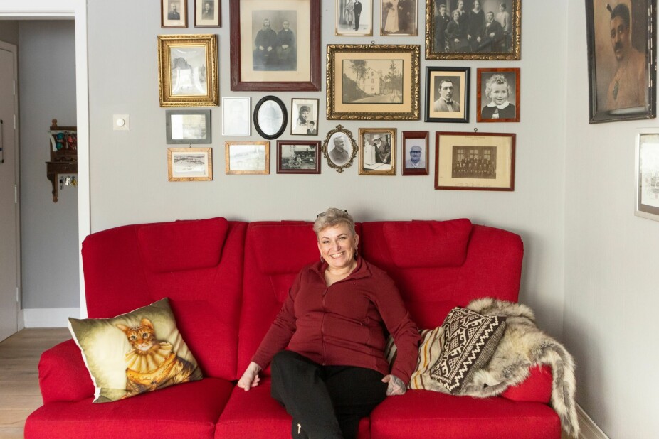 <b>FARGERIK:</b> Kari Kjelskau har valgt møbler som er røde. Og familiebildene på veggen setter hun stor pris på.