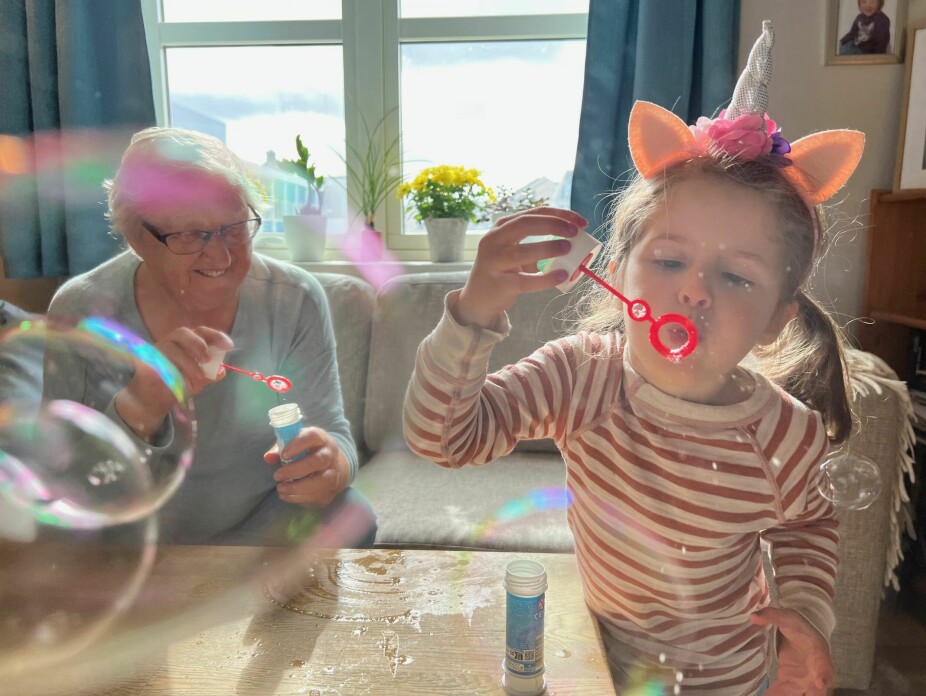 <b>GØY MED MORMOR:</b> Milla og Anne Marie elsker å leke sammen når hun på snart 80 har hentet henne som nylig har fylt fire i barnehagen! Såpebobler er en av mange aktiviteter de begge har stor glede av.