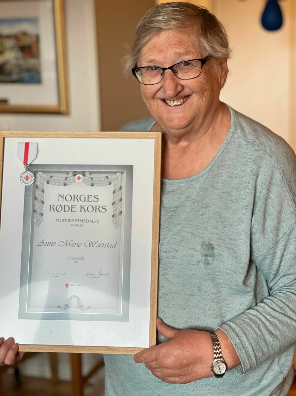<b>SATT PRIS PÅ:</b> I år kunne Anne Marie Wærstad stolt ta imot Røde Kors sin fortjenestemedalje for sin lange og tro tjeneste som frivillig i organisasjonen i 45 år!