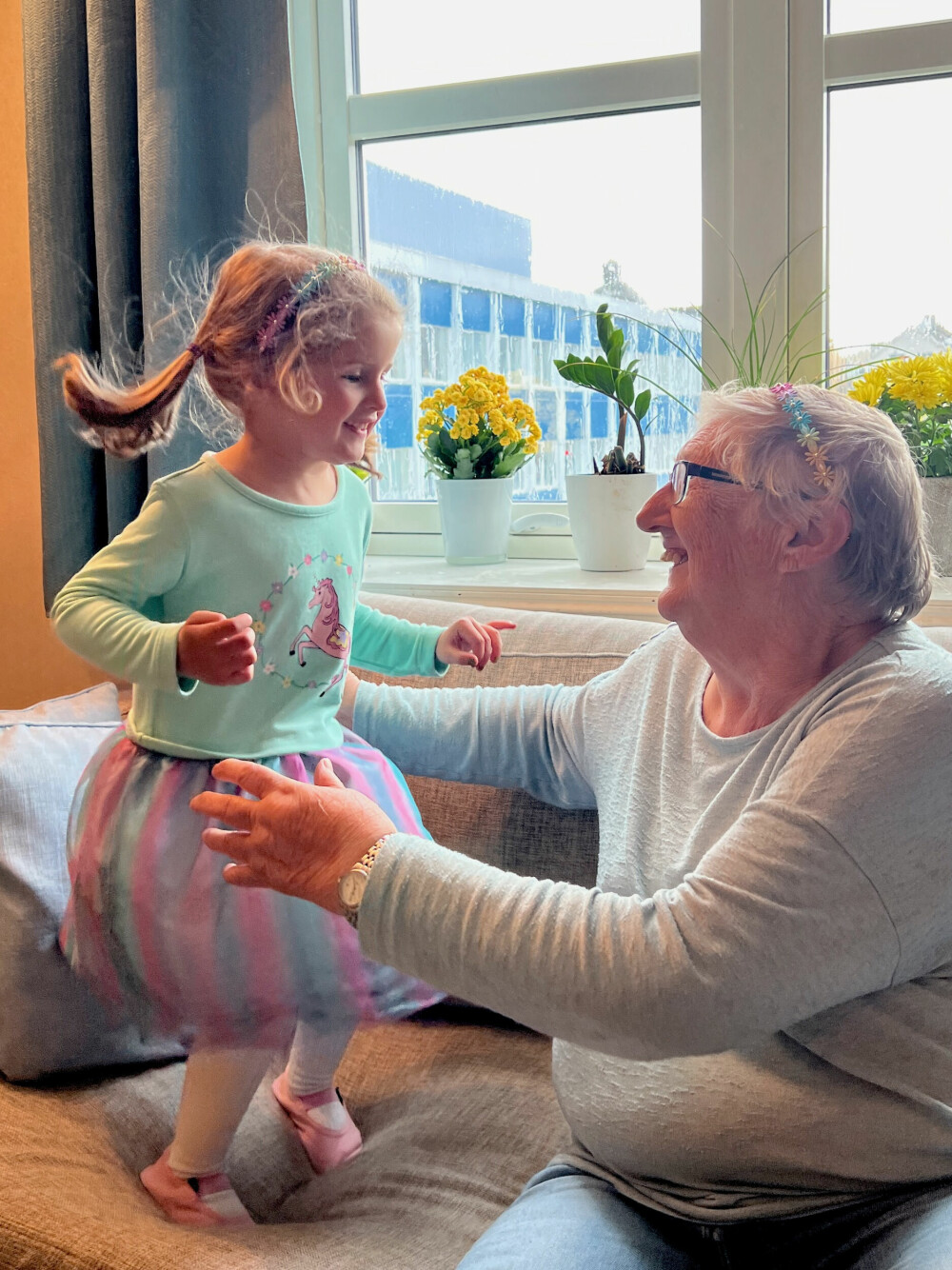 <b>TO GODE VENNER:</b> Anne Marie har stor glede av sine barnebarn og tenker at hun vil trappe ned det frivillige arbeidet nå som hun blir 80, så det blir mer tid til Milla og de andre. 