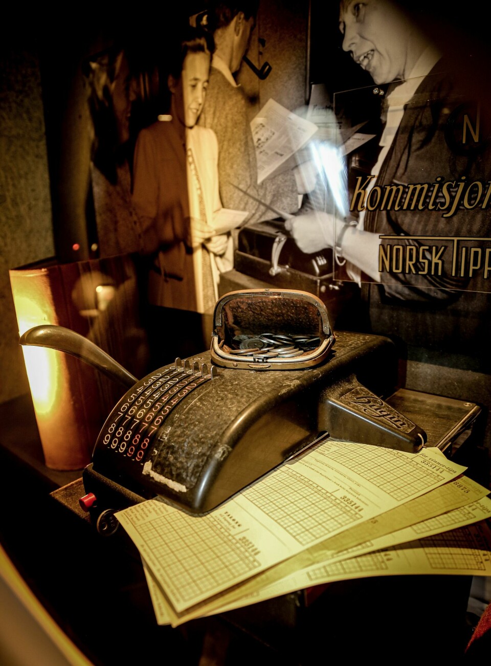 DRØMMEMASKIN: Slik var de eldgamle, manuelle terminalene − og tippekupongen kom i tre deler.