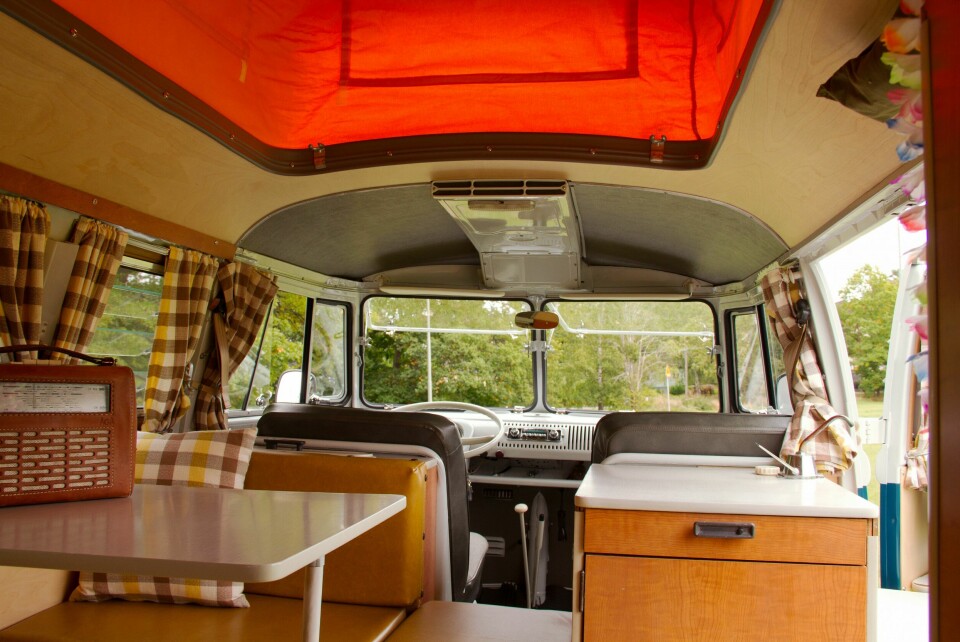 NOSTALGI: Tilstrekkelig med plass for to voksne på noen dagers camping. Full ståhøyde i midten med pop up-taket slått opp. Ingenting er overlatt til tilfeldighetene.