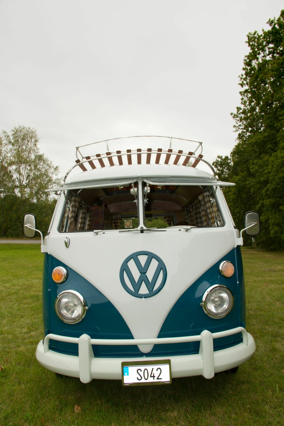 ORIGINALLAKK: Westfalia-en er lakkert i originalfargene Zee blau/Cumulus weiss, men det var Mikael selv som tok det tidkrevende arbeidet med å slipe ned mange lag med lakk før proffene lakket den på nytt.