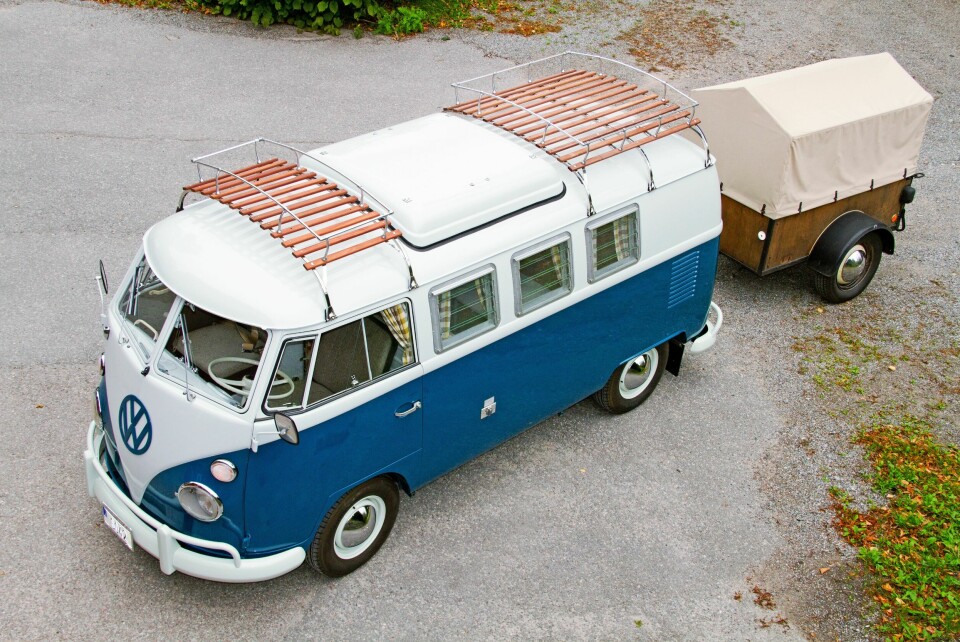 TAKSTATIV: To skinnende blanke takstativ med treribber er prikken over i-en på den velutrustede doningen.