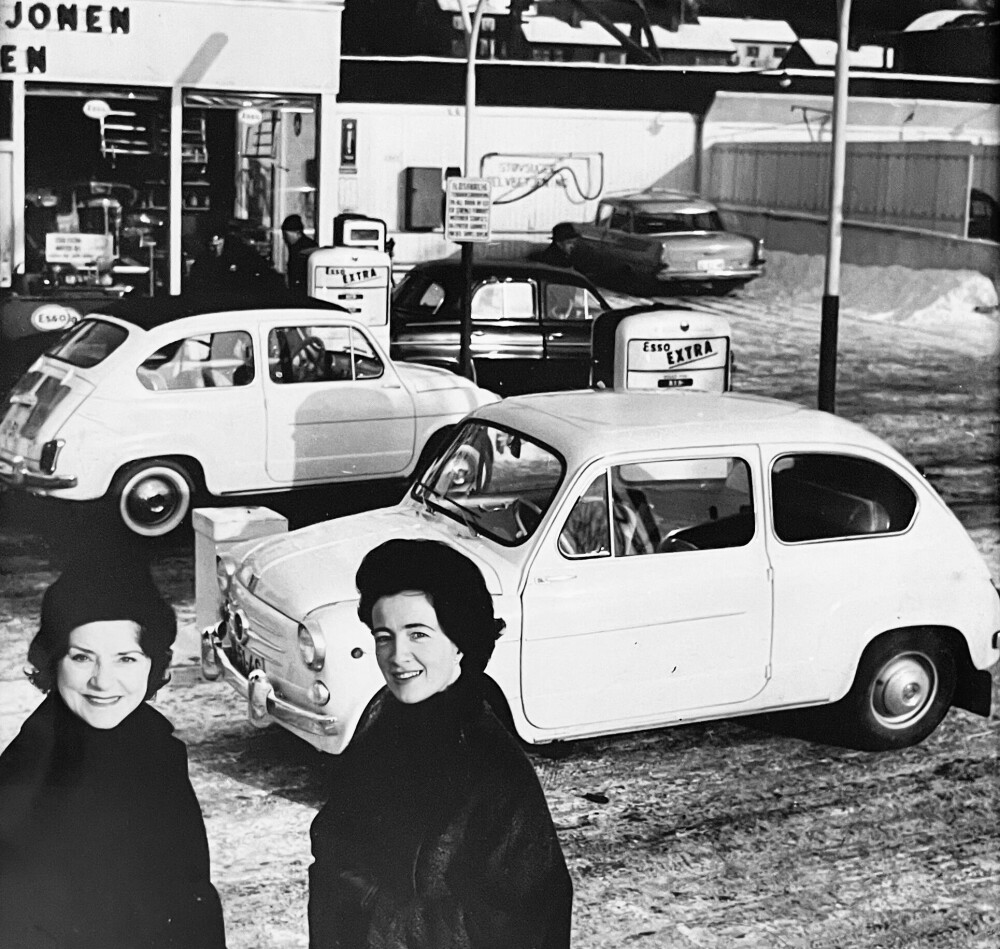 <b>TIDLIG 60-TALLET:</b> Inger til høyre, sammen med skuespilleren Lillebil Ibsen. Inger kjørte Fiat 600, det gjorde også Lillebil. Da Billedbladet Nå skulle lage en annonse for Fiat, tok Inger kontakt med Lillebil. Honoraret var på 70 kroner.