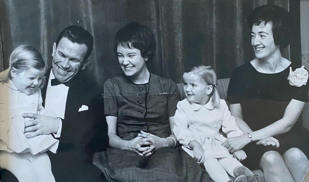 <b>FAMILIEBILDE:</b> Bildet er trolig tatt en gang mellom 1961 og 1962. Fra venstre datteren Hege (f. 1957), ektemannen Sverre (f. 1922), datteren Marianne (f. 1947), datteren Jennecke (f. 1959) og Inger. I 1966 fikk de sønnen Sverre jr. 