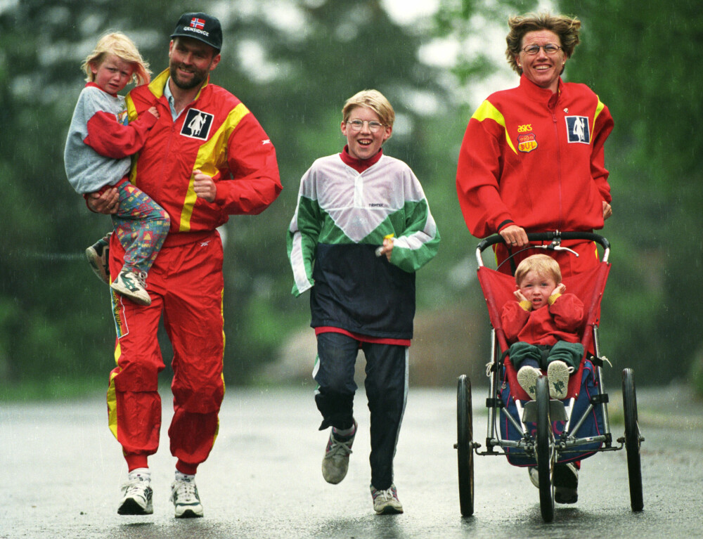 <b>I FARTA:</b> Dette bildet er tatt i mai 1995. Her er Ingrid og ektemannen Arve på tur med vesle Marte på armen, eldstemann Gaute og Sondre i trillevognen. Ingrid hadde gitt seg med toppidrett, men tok et imponerende NM-gull i halvmaraton samme år.