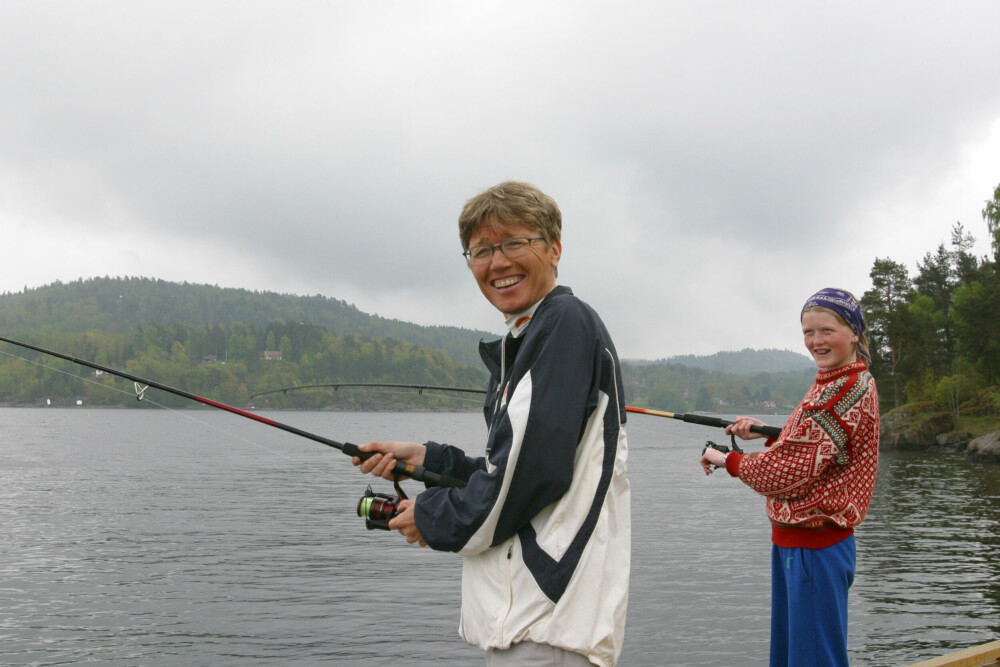 <b>KOBLER AV:</b> Ingrid og familien har sommerhus på Kotøya utenfor Porsgrunn. Her prøver Ingrid og Marte fiskelykken en maidag for 20 år siden.