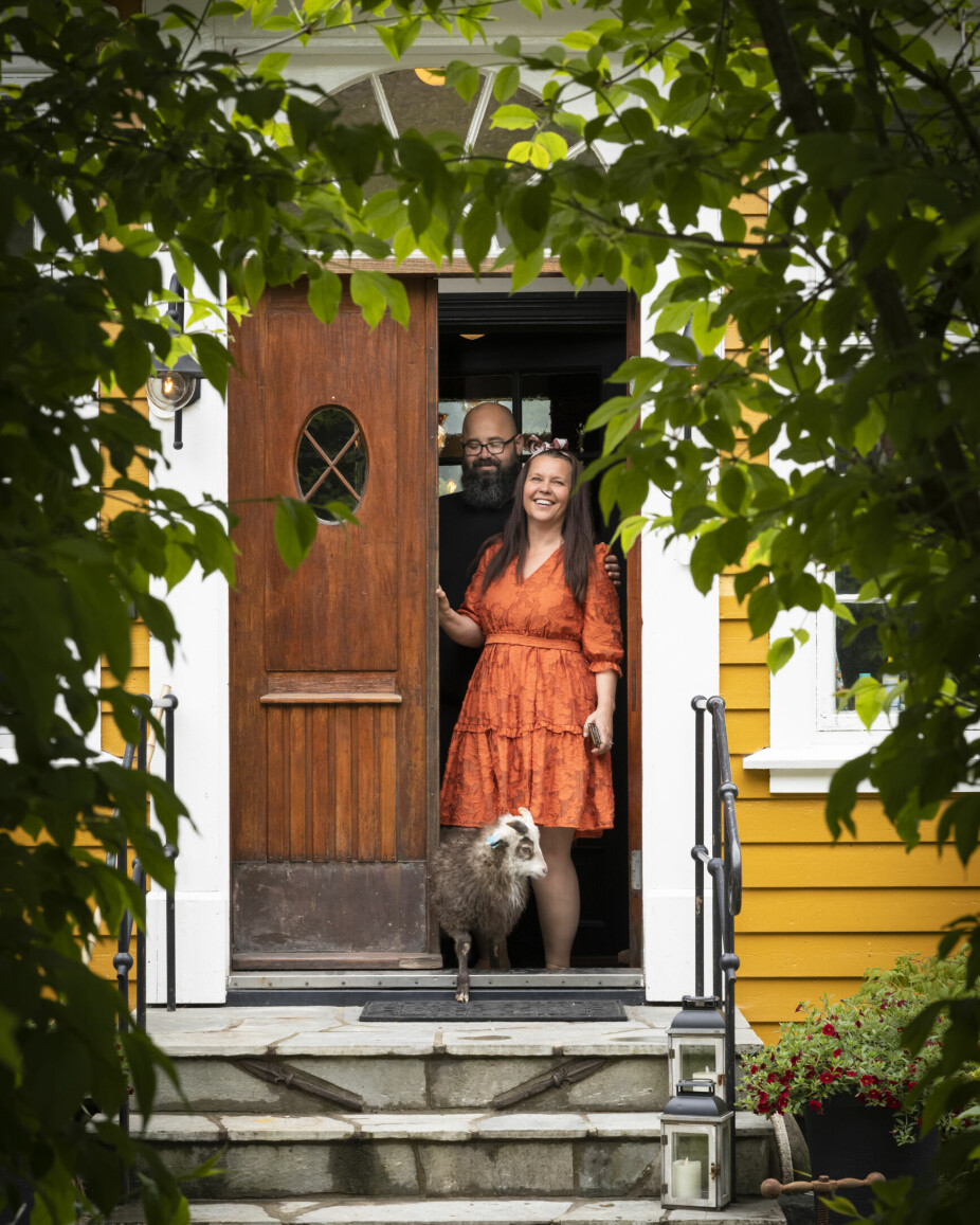 WERGELANDSHUSET: Sverre og Merethe har bodd i Wergelandshuset siden våren 2020. Da vi kom på besøk, var huset fylt med flere firbeinte beboere.