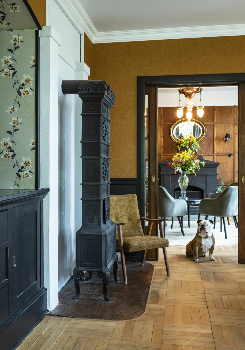 OKERFARGET TAPET: Det okerfargede tapetet i spisestua så hun først i en restaurant. De har tre ovner i huset, som gir god varme.