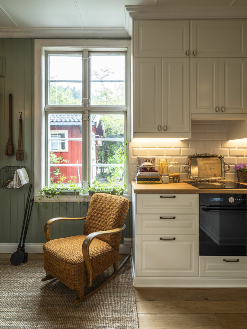 LYST KJØKKEN: Kjøkkenet må ha godt arbeidslys, synes Merethe. I godstolen er det naturlig leselys.