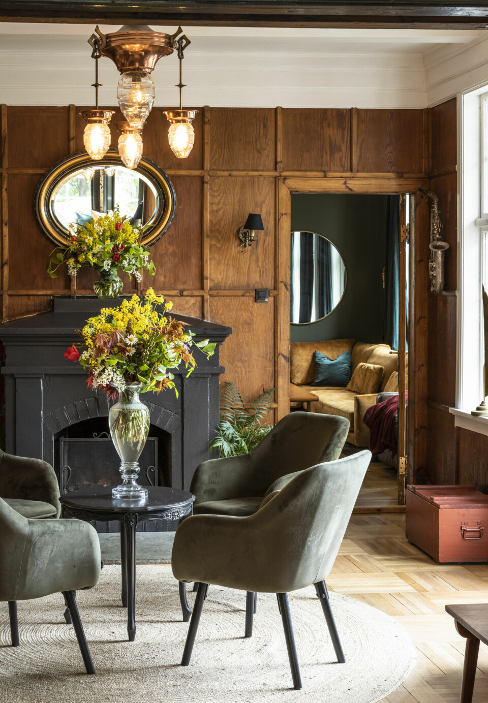 WHISKEYROM: Den ene stua kaller de bare for whiskyrommet. De staselige blomsterbukettene plukket Merethe i en grøftekant.