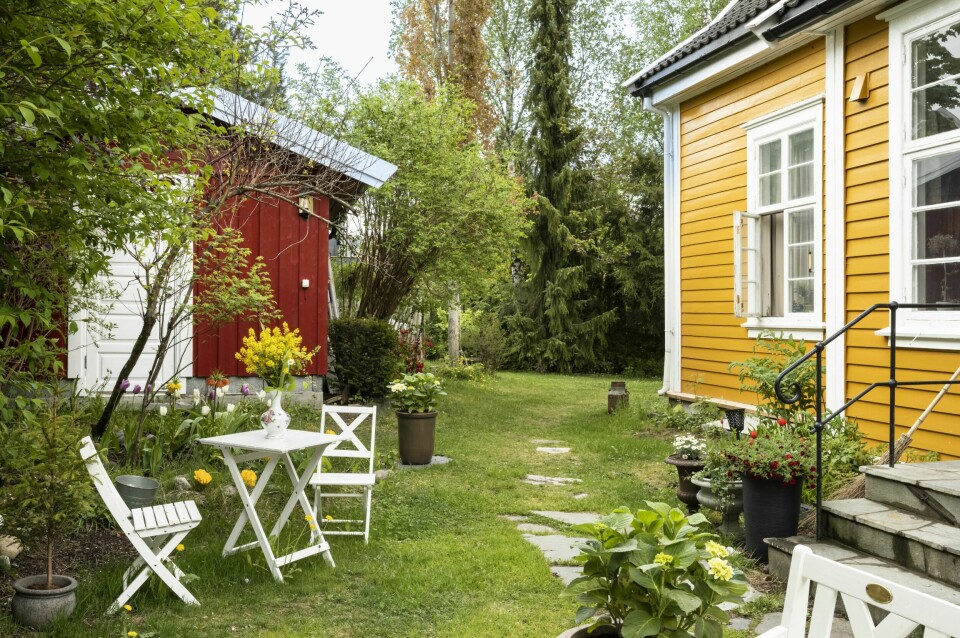 SITTEGRUPPER: Hagen er fylt av sittegrupper og strekker seg rundt hele huset. Da huset ble bygd, var det store åpne områder rundt bygningen. I dag ligger Wergelandhuset midt i et borettslag.