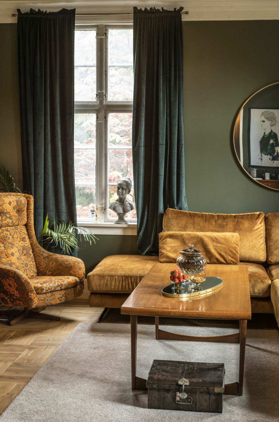 TV-STUE: Det tidligere soverommet i første etasje, ble til TV-stue med en sofa som kosta Merethe 26 ekstravakter på sykehuset.