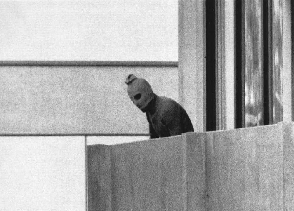 Hevnaksjon 5. september 1972 slo palestinske terrorister anført av Ali Hassan Salameh til mot den israelske OL-troppen i deltagerlandsbyen i München. Israel svor hevn, Mossad fikk jobben. Det gikk ikke alltid like bra.