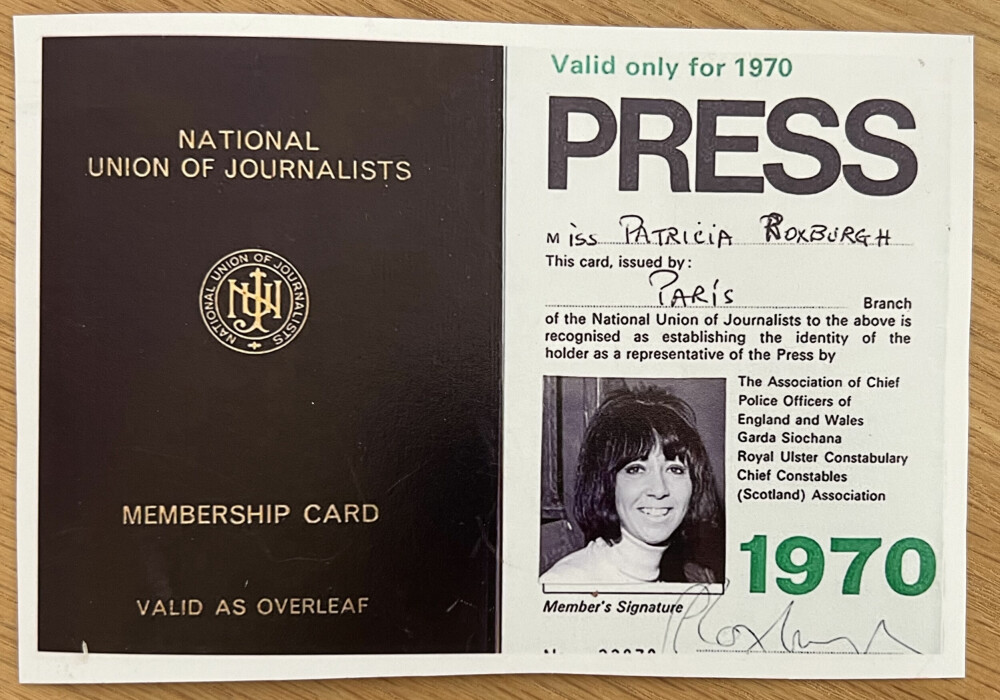 <b>ROT MED NAVN:</b> Pressekortet til Sylvia Raphael viste at dekkidentiteten ble tatt litt lett på. Den kanadiske kvinnen hun hadde stjålet identiteten til, het Patricia Roxenbourgh. På pressekortet fikk «Patreicia Roxburgh» holde.
