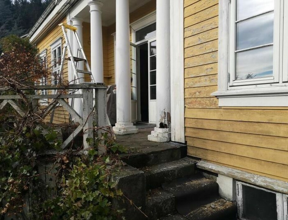 HUSET FØR: De har valgt å male om huset, men bevare den gule fargen.