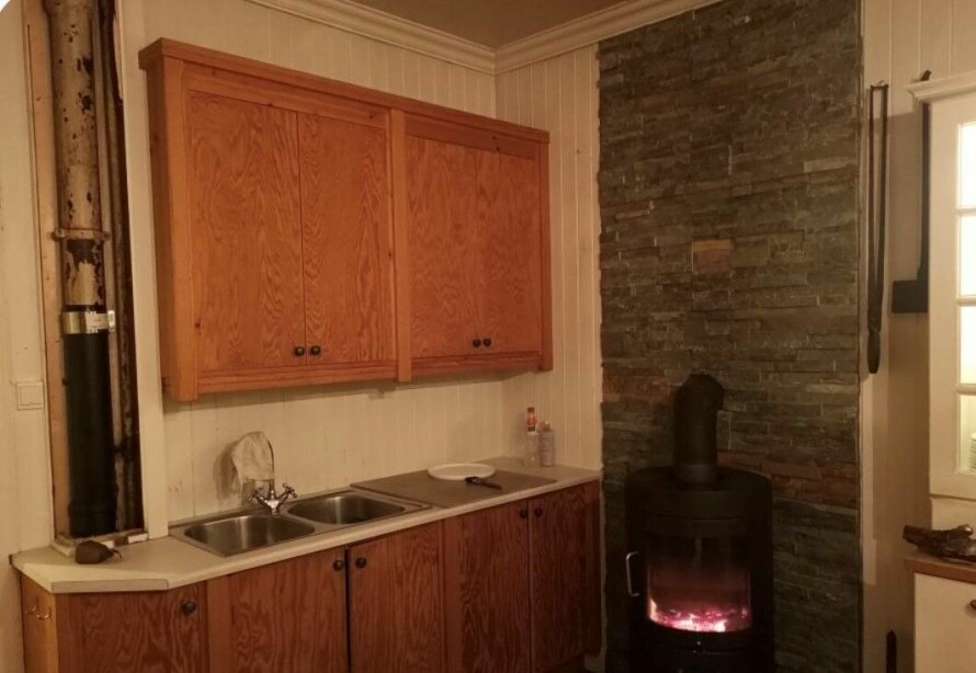 KJØKKEN FØR: Merethe og Sverre har jobbet hardt for å pusse opp huset. Her er kjøkkenet før oppussingen.