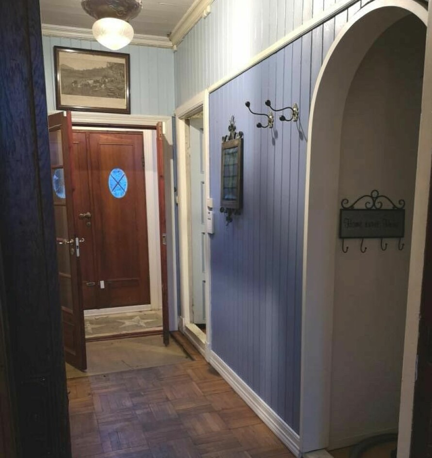 GANG FØR: Merethe og Sverre klarte ikke å motstå å legge inn et bud på huset. De hadde klare visjoner om hvordan de ønsket det. Her er gangen før oppussing.