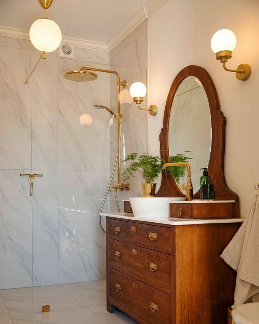 BAD ETTER: De valgte å gå for et lyst bad med messingdetaljer.