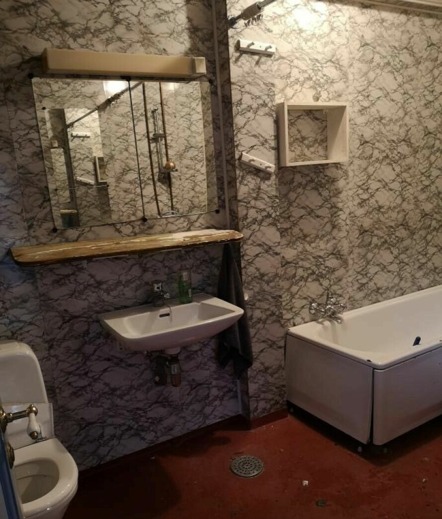 BAD FØR: BAdet ble også totalt renovert. Her er badet før oppussingen.