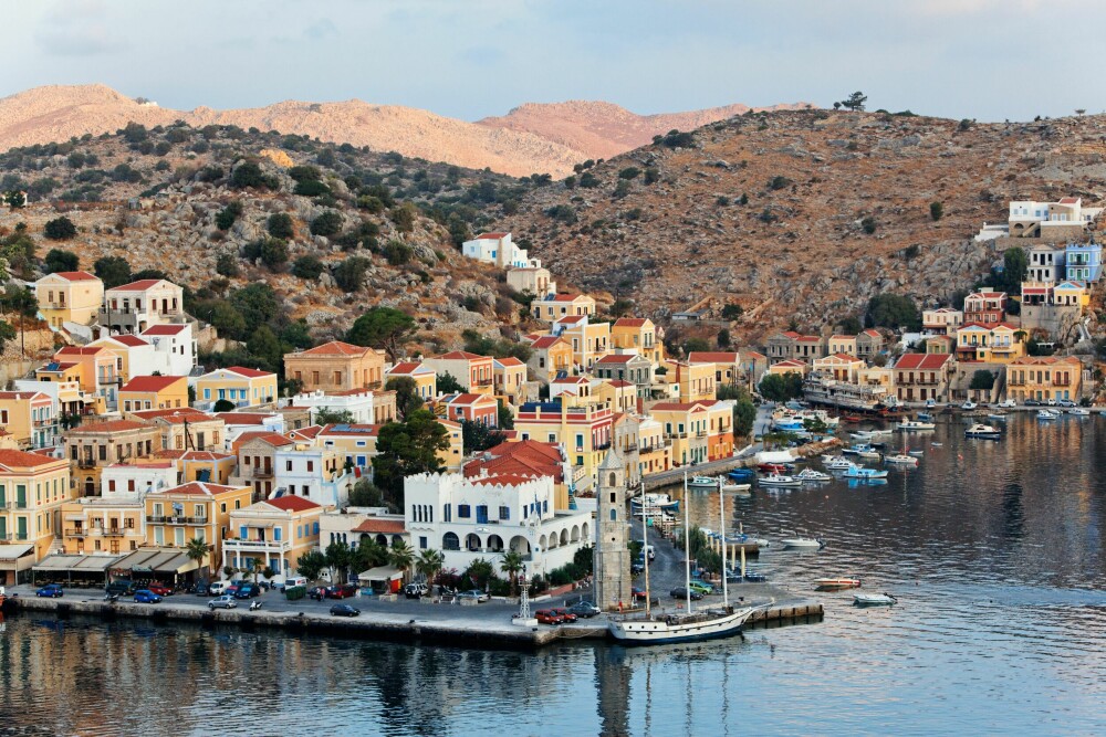 <b>SYMI:</b> Den vakre havna i Yialos med pastellfargede hus har med rette gitt Symi tilnavnet «Eventyrøya»