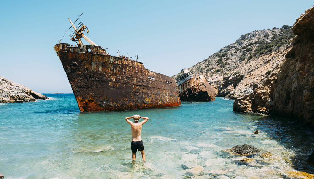 Amorgos: Like ved stranden Kalotaritissa Beach på Amorgos kan du få nærkontakt med vraket av frakteskipet «Olympia» som strandet i en vinterstorm i 1980.