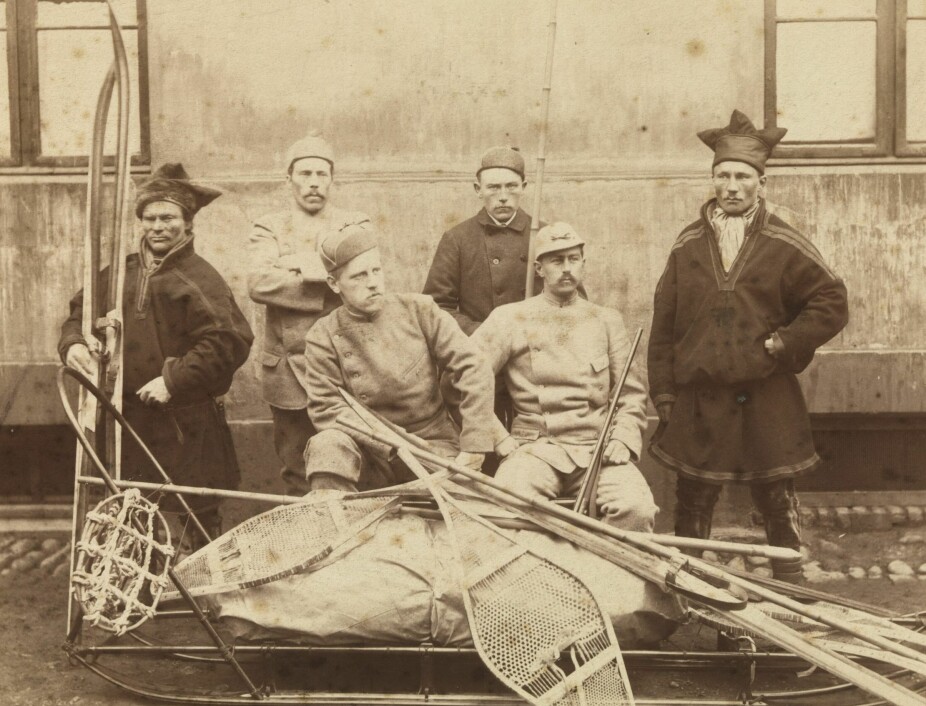 <b>OVER GRØNLAND:</b> Deltagerne i Dr. Fridtjof Nansens ekspedisjon før avreisen mot Grønland i 1888. Bak fra v. Ole Nilsen Ravna, Otto Sverdrup, Kristian Trana, Samuel Balto. Sittende: Nansen og Oluf Dietrichson. 