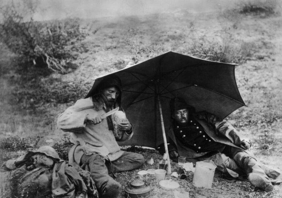 EVENTYRER: Den munnrappe Samuel Balto spurte Nansen om han kunne bli med ham flere ganger, men måtte i noen år nøye seg med litt mer beskjedne oppdrag hjemme i Finnmark. Her sammen med «grensekommisærkaptein Eriksen» i 1897.