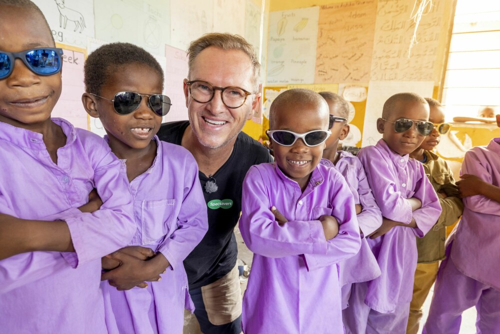 <b>LIVSGLEDE:</b> Over to millioner barn er foreldreløse i Tanzania og mange lever i ekstrem fattigdom. Til tross for vanskelige forhold trekker Halvor frem den enorme livsgleden mange av dem viser. Her er Halvor på en barneskole hvor han fikk gleden av å gi solbriller til barna. Solbriller er viktig for å forebygge mot grå stær blant barn og voksne.