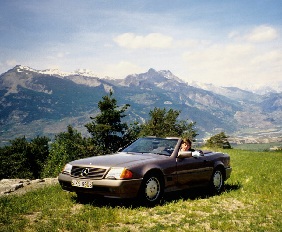 1990: Undertegnede i 33 år yngre utgave, på roadtrip i alpene med en av de beste SL-modellene noen sinne.