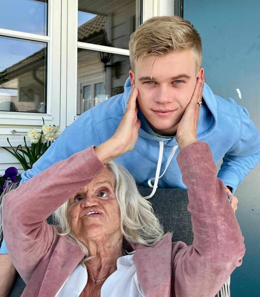 GODE HJELPER: – Barnebarna og barna er mine øyne. Ofte kjenner jeg på dem for å «se» hvordan de ser ut, sier Rita, som har fått uvurderlig teknisk hjelp av barnebarnet Stian (21) fra han var elleve år.