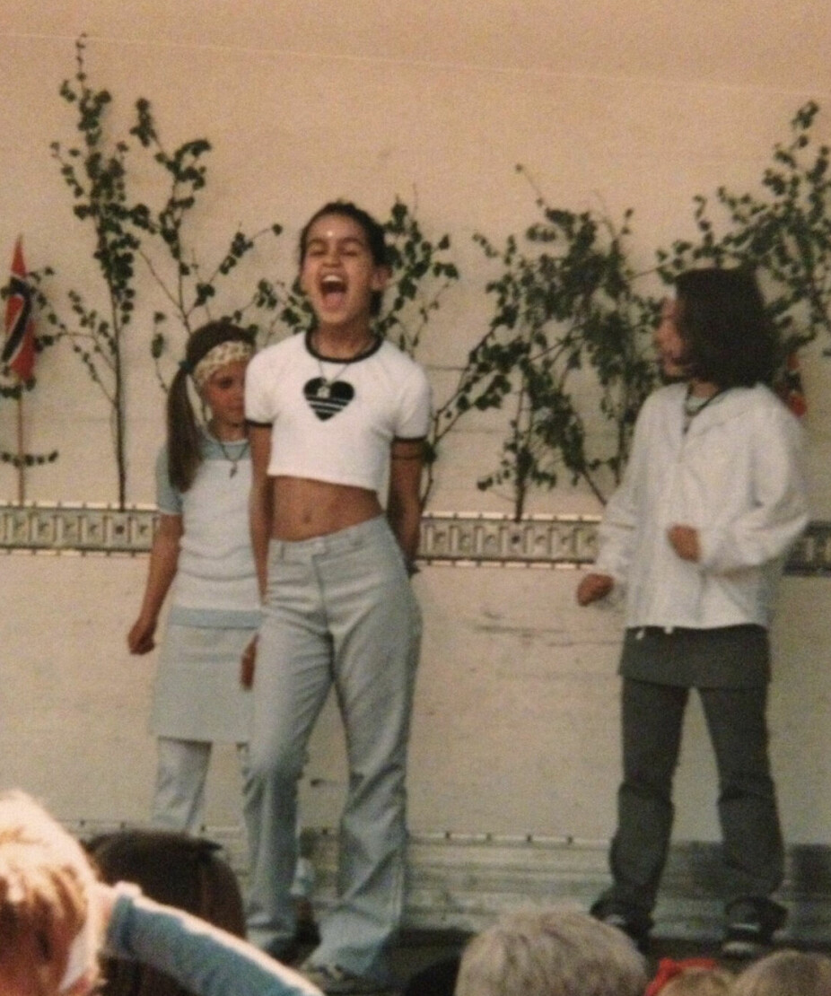 <b>SCENEGLAD:</b> – Her har jeg og noen i klassen en opptreden utenfor Åsane senter. Vi elsket å mime til Spice Girls med egenkoreograferte danser! 