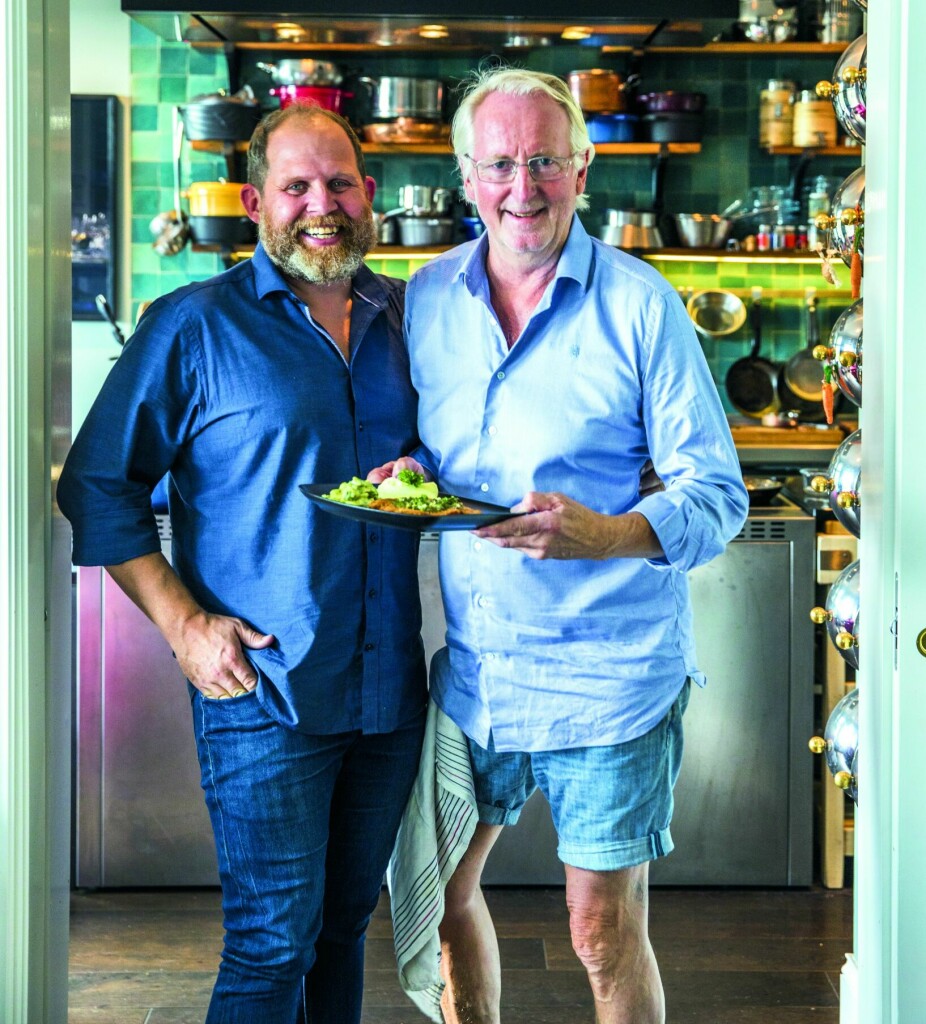 <b>TO MATGLADE HERRER:</b> Truls Svendsen og Eyvind Hellstrøm har fartet verden rundt for å lage matprogrammer – fra bouillabaisse i Cannes til burger i New York City.