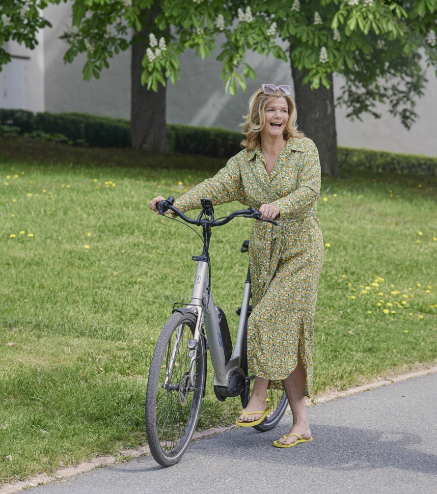 TURGLAD: Om det er på hjul eller til bens, Anne Lindmo er ekstremt glad i å bevege seg. Nå har den påtroppende programlederen i Reiseradioen skrevet bok om sitt liv – og om sine favoritturer.