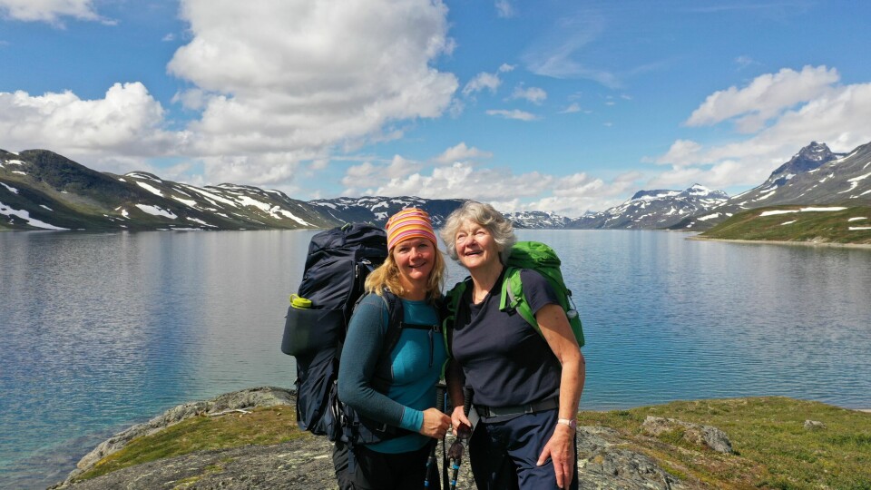 MOR OG DATTER: Anne på tokt med sin spreke mamma i Jotunheimen.