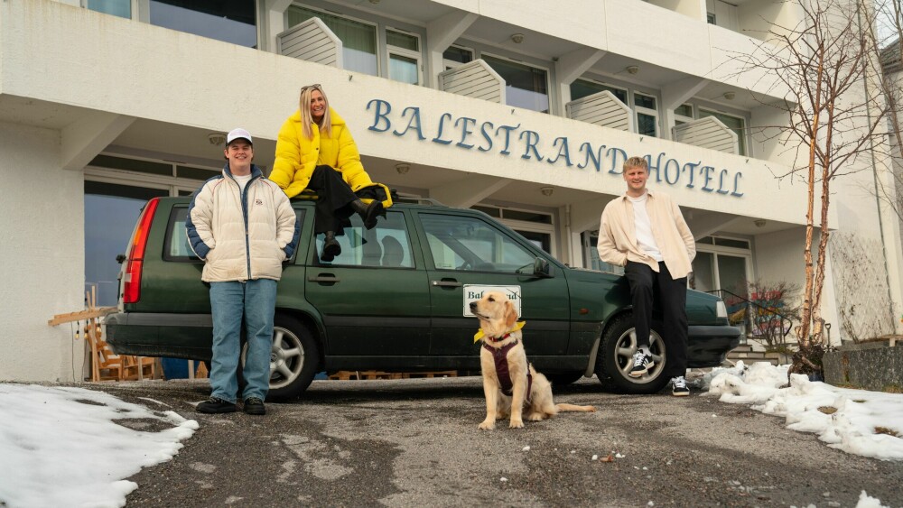 <b>HOTELLDIREKTØRER:</b> Per, Randi og Teddy ble hotelleiere i fjor. Utfordringene med å stable et hotell på bena på rekordtid skapte en helt spesiell dynamikk mellom trioen. Her med familiehunden Biggie Small.
